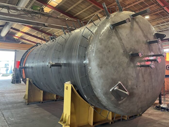 Dana Tank, der producerer tankanlæg, sparer en halv mio. kr. om året i medarbejderressourcer, efter at have købt en svejserobot, der fjerner hårdt, monotont arbejde.