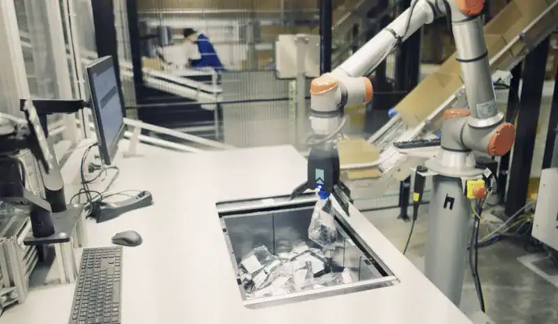 RightPick™-systemet fungerer sammen med eOperator® og tilføjer avanceret AI og maskinlæring for at automatisere plukning af varer direkte fra AutoStore-anlæggets bins.